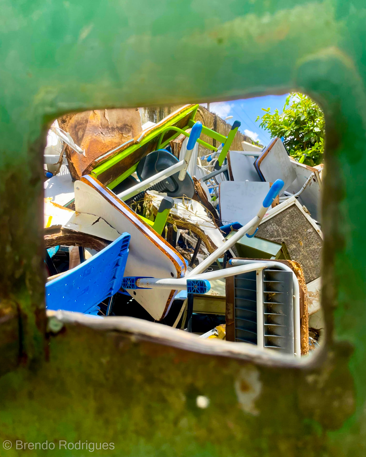 Lixão na escola: Brendo Rodrigues, 2025.